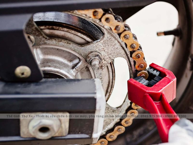 Cần vệ sinh sên xe đúng cách và đảm bảo an toàn khi sử dụng chất bôi trơn