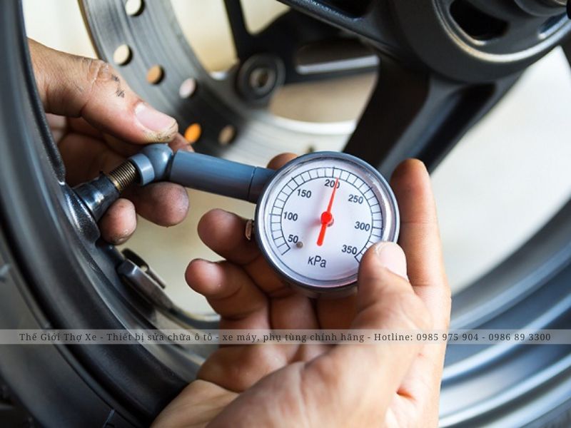 Xem đồng hồ đo áp suất lốp xe máy