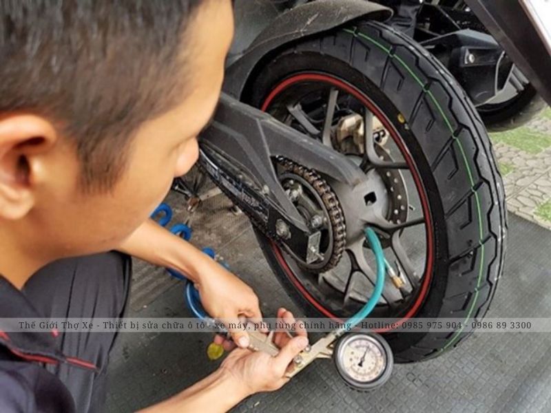 Không bơm lốp quá căng hoặc để lốp quá non để ảnh hưởng đến khả năng vận hành của xe