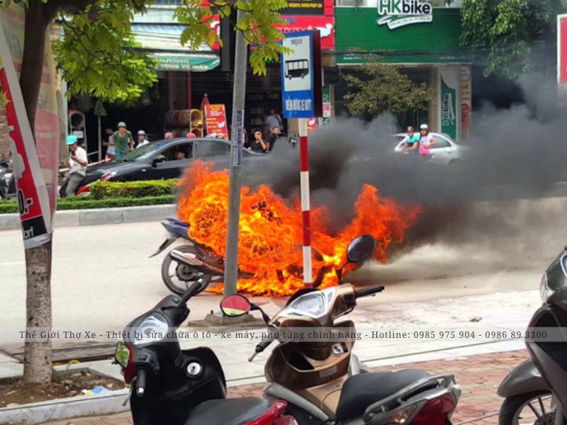 Nổ bình ắc quy xe máy là hiện tượng rất nguy hiểm cho người điều khiển xe