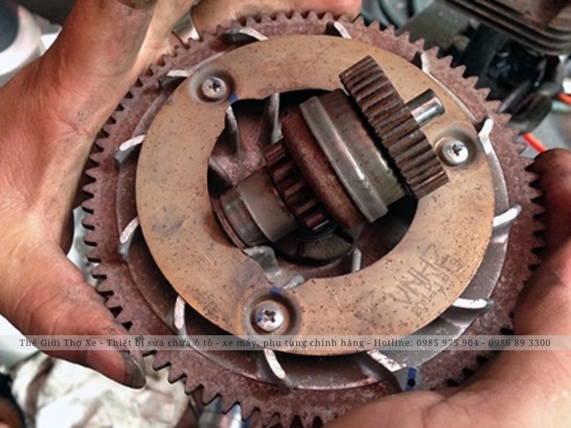 Hiện tượng trượt côn xe máy có thể xảy ra ở côn trước hoặc côn sau của xe