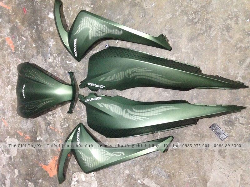 Tháo các bộ phận của xe máy trước khi sơn