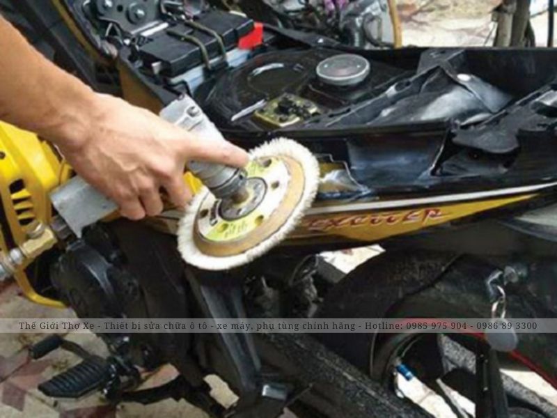 Đánh bóng sau khi sau khi thực hiện sơn xe máy
