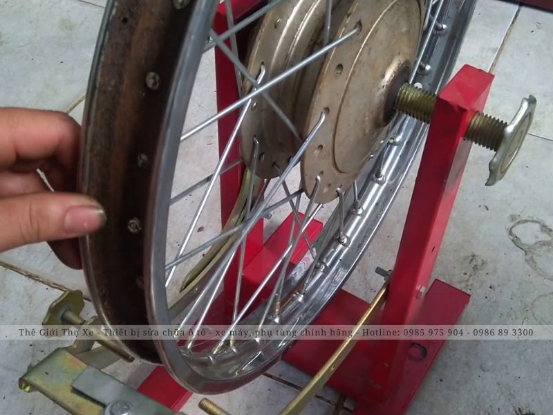 Rút căm xe máy giúp vành xe tròn đều, không bị chao đảo
