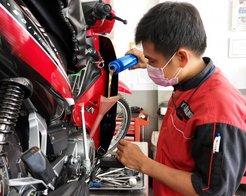 Thay dầu xe máy yamaha