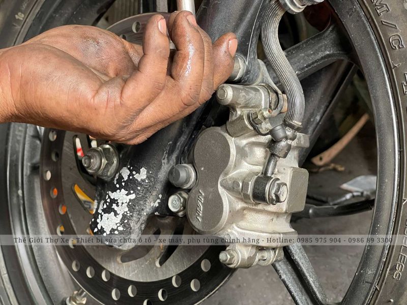 Cần thường xuyên bảo dưỡng và vệ sinh phanh xe máy định kỳ