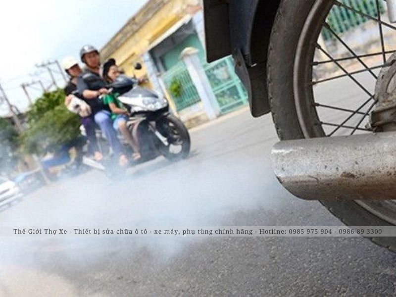 Tình trạng pô xe máy nhả khói trắng trên đường