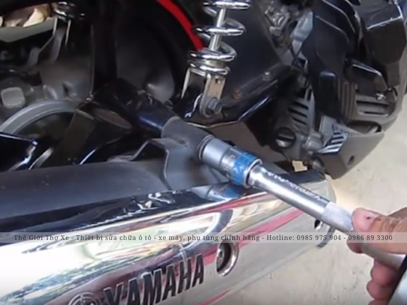 Thao tác sửa chữa/ thay pô xe máy