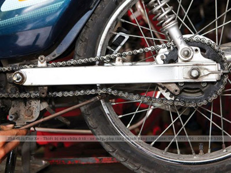 Sên xe máy bị trùng sẽ gây nguy hiểm cho người điều khiển xe trên đường