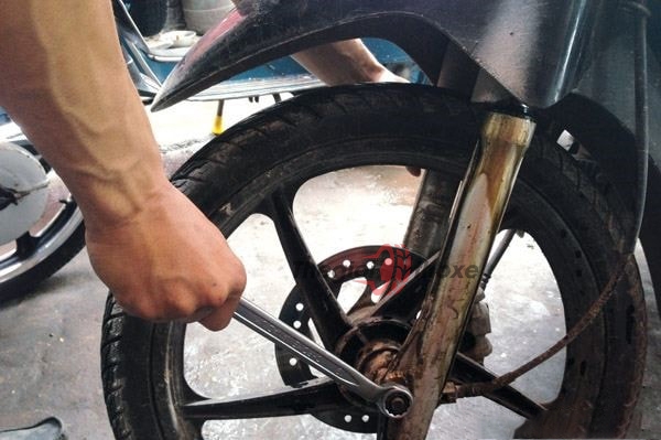 Tháo phuộc xe máy