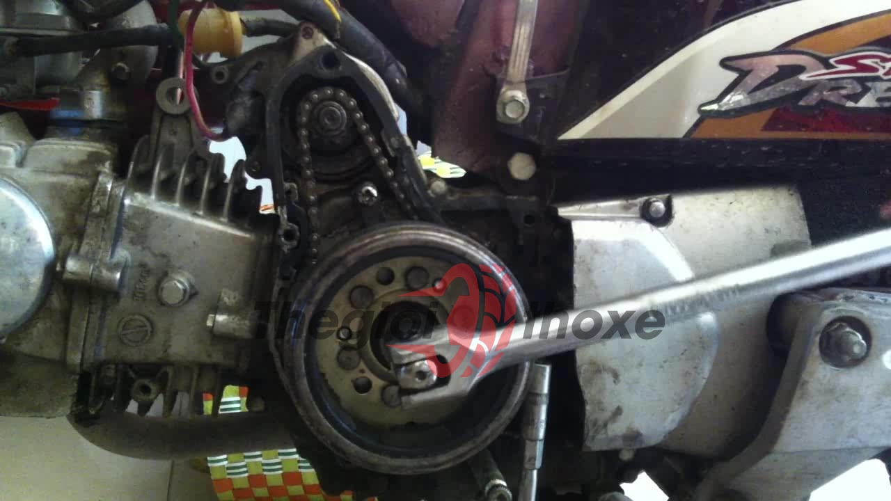 Tháo vô lăng mâm lửa xe máy