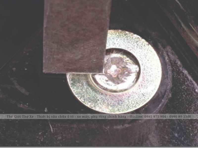 Sử dụng đục mở ốc vít bị toét đầu