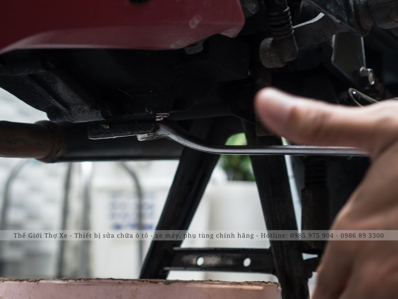 Vặn ốc nhớt ngược chiều kim đồng hồ để giúp bạn tháo ốc nhớt