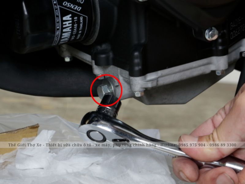 Việc vặn ốc nhớt sai chiều có thể gây tuôn ren, nứt lỗ ốc