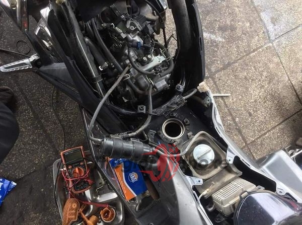 Thợ phát hiện bơm xăng lúc đầu đủ nhưng khi chạy áp yếu đi