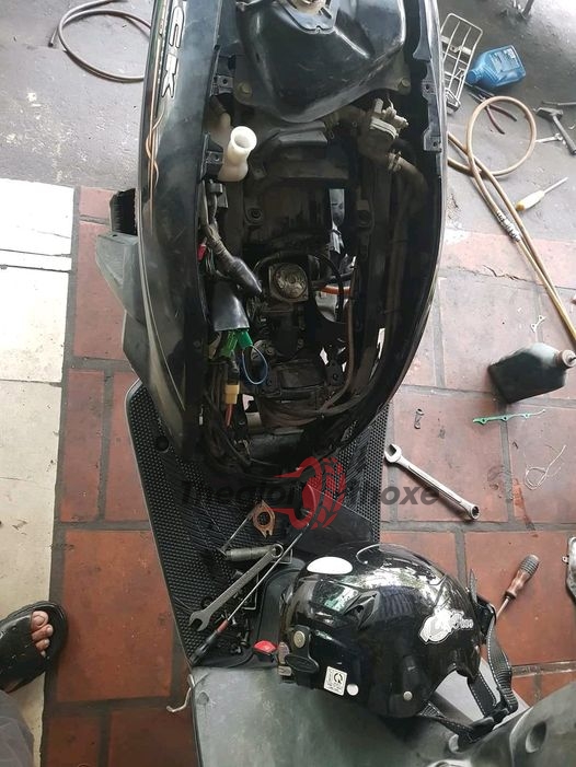 thợ sửa xe đã thay buzi, mobin, vệ sinh BXC, xoáy lại supap và thay xăng, nhưng xe vẫn không đề nổ.