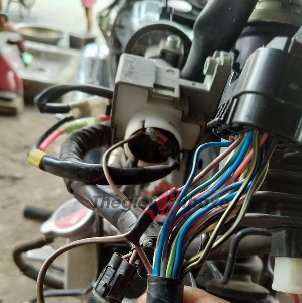 dây nâu nguồn sau khóa đến ECM bị đứt ngầm