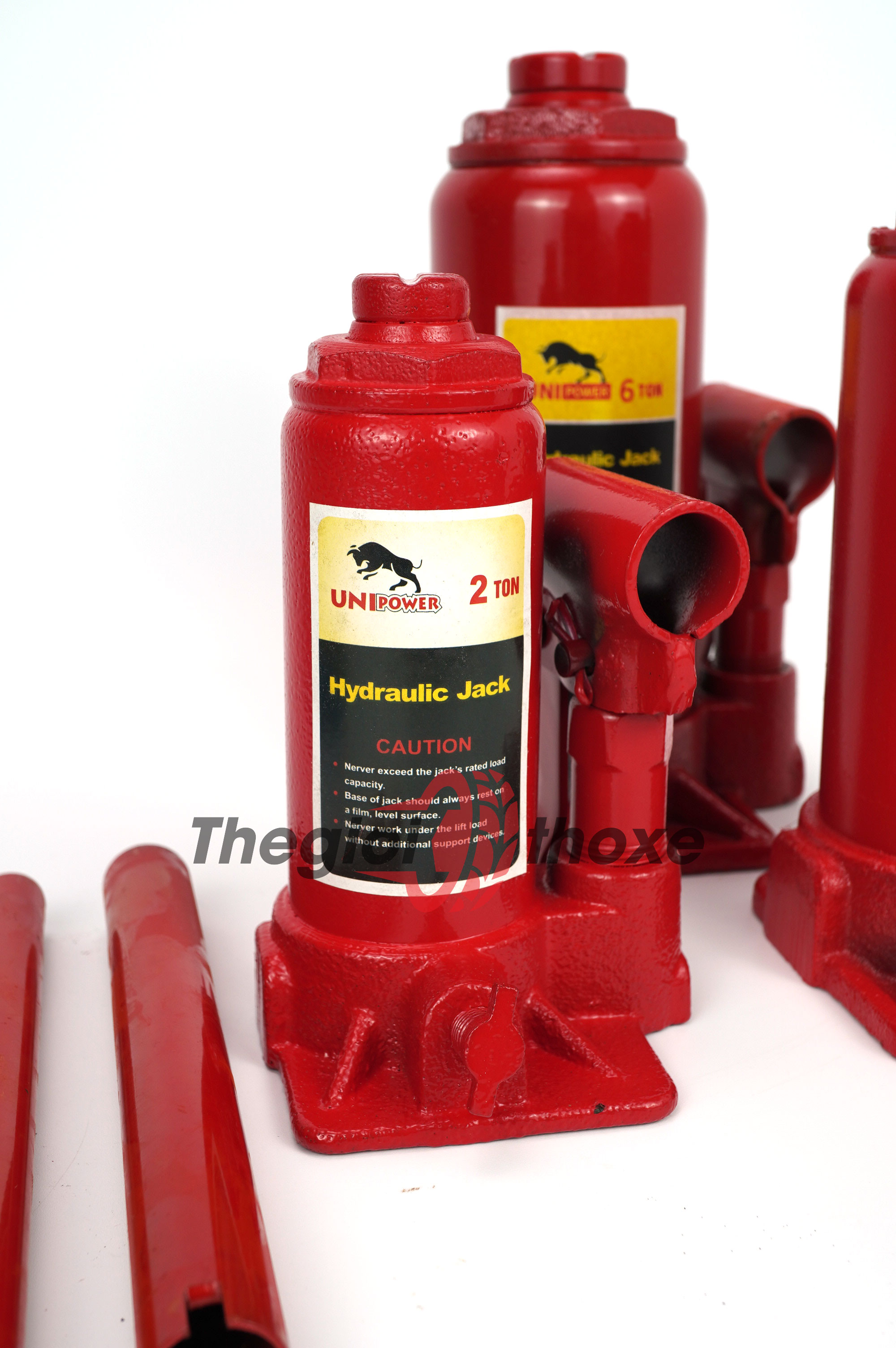 Thân kích hình chai với chân đế vững chắc, vỏ ngoài được sơn tĩnh điện chống han gỉ.