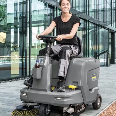 Sử dụng xe quét rác đường phố