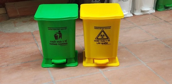 Thùng rác chân đạp 15L