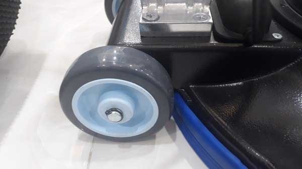 Bánh xe của máy chà sàn