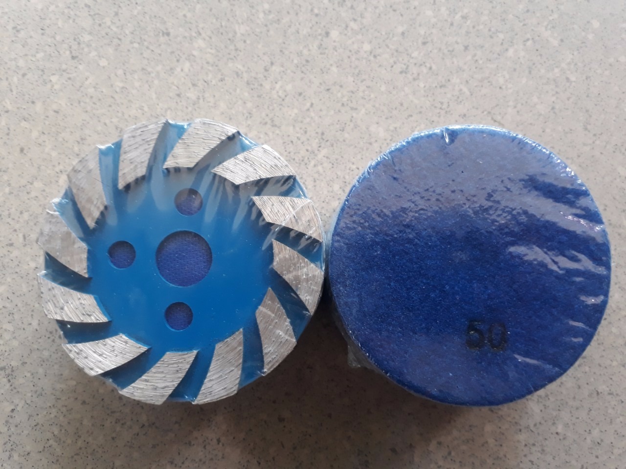 Đĩa mài sàn bê tông gắn ốc 12 lưỡi SF04