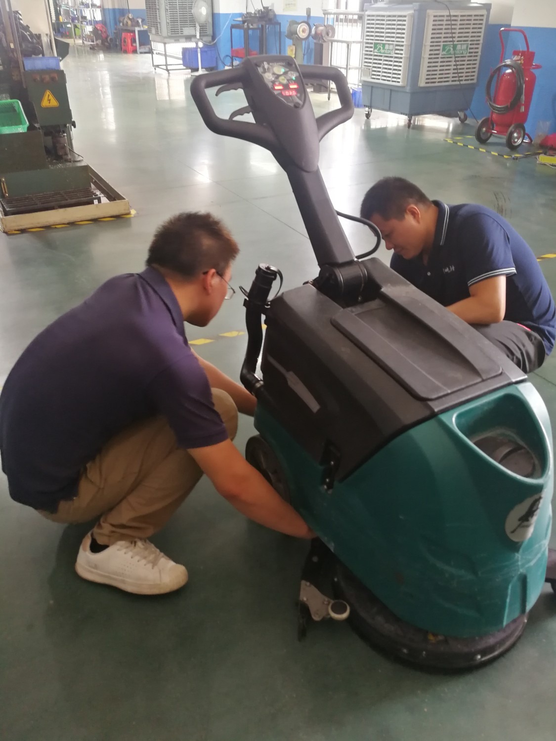 Thợ sửa máy chà sàn chuyên nghiệp