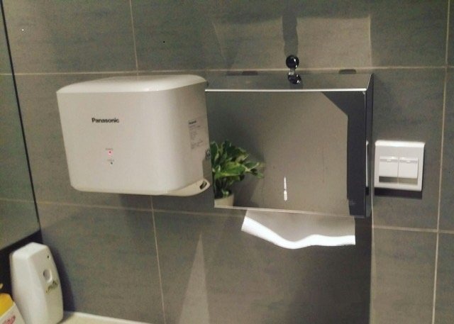 Hộp đựng giấy inox sử dụng trong nhà vệ sinh