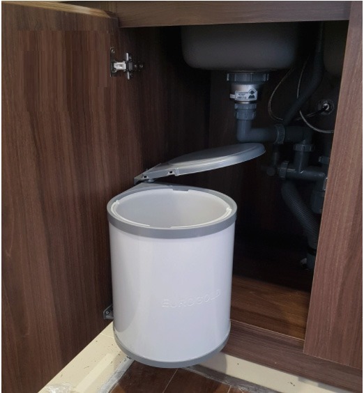 Thùng rác gắn dưới tủ