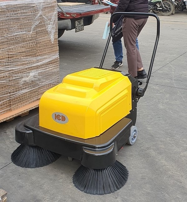 Tại sao nên sử dụng xe quét bụi đẩy tay? Lợi ích và cách sử dụng