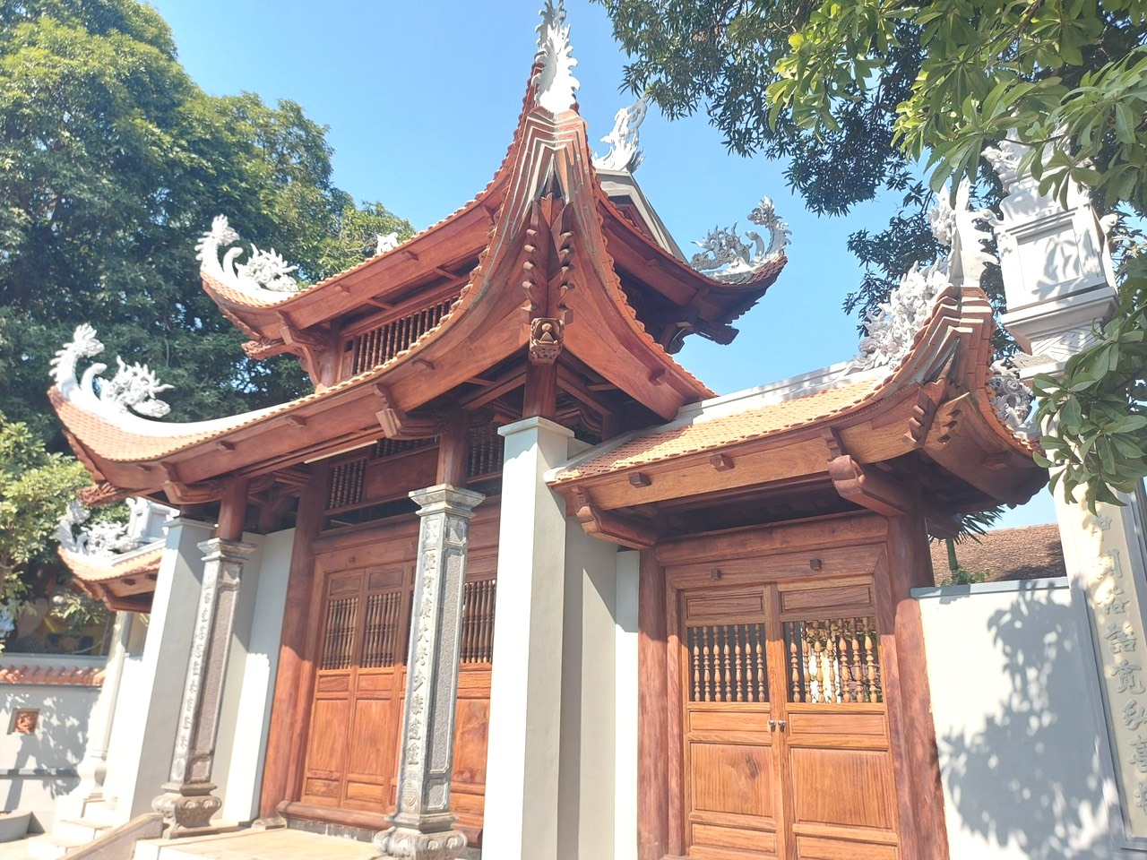 Mũi đao trên mái cong đình chùa