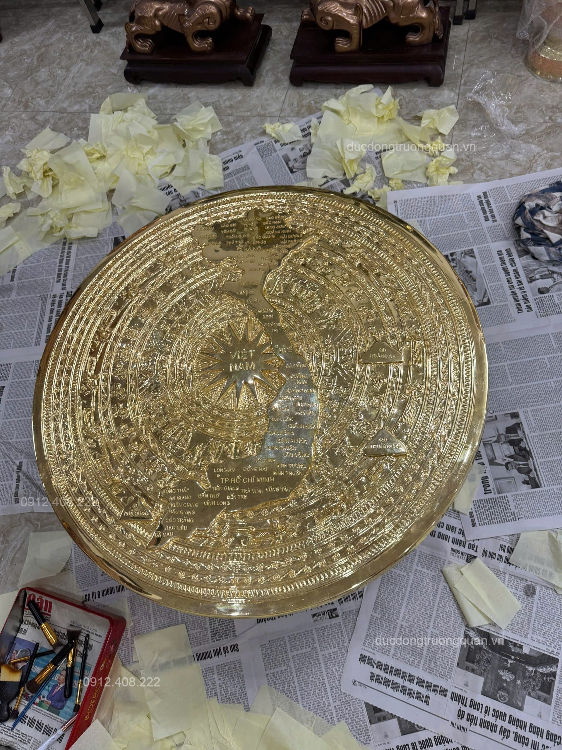 MẶT TRỐNG ĐỒNG HÌNH BẢN ĐỒ  34 TỈNH, THÀNH PHỐ DÁT VÀNG 24K TREO TẠI PHÒNG LÀM VIỆC