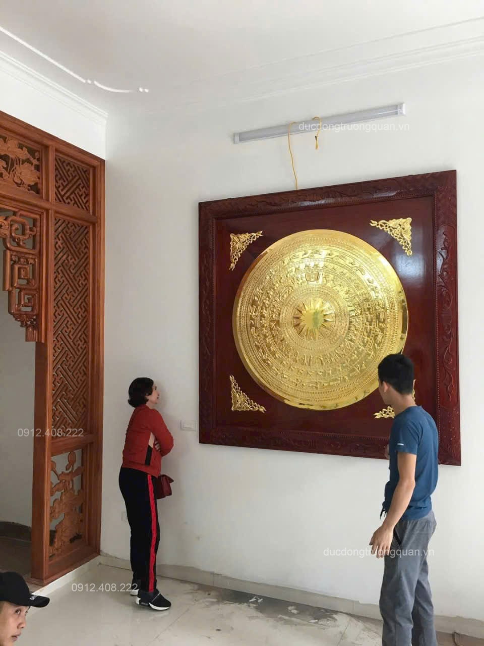 MẶT TRỐNG ĐỒNG HÌNH BẢN ĐỒ  34 TỈNH, THÀNH PHỐ DÁT VÀNG 24K TREO TẠI PHÒNG LÀM VIỆC