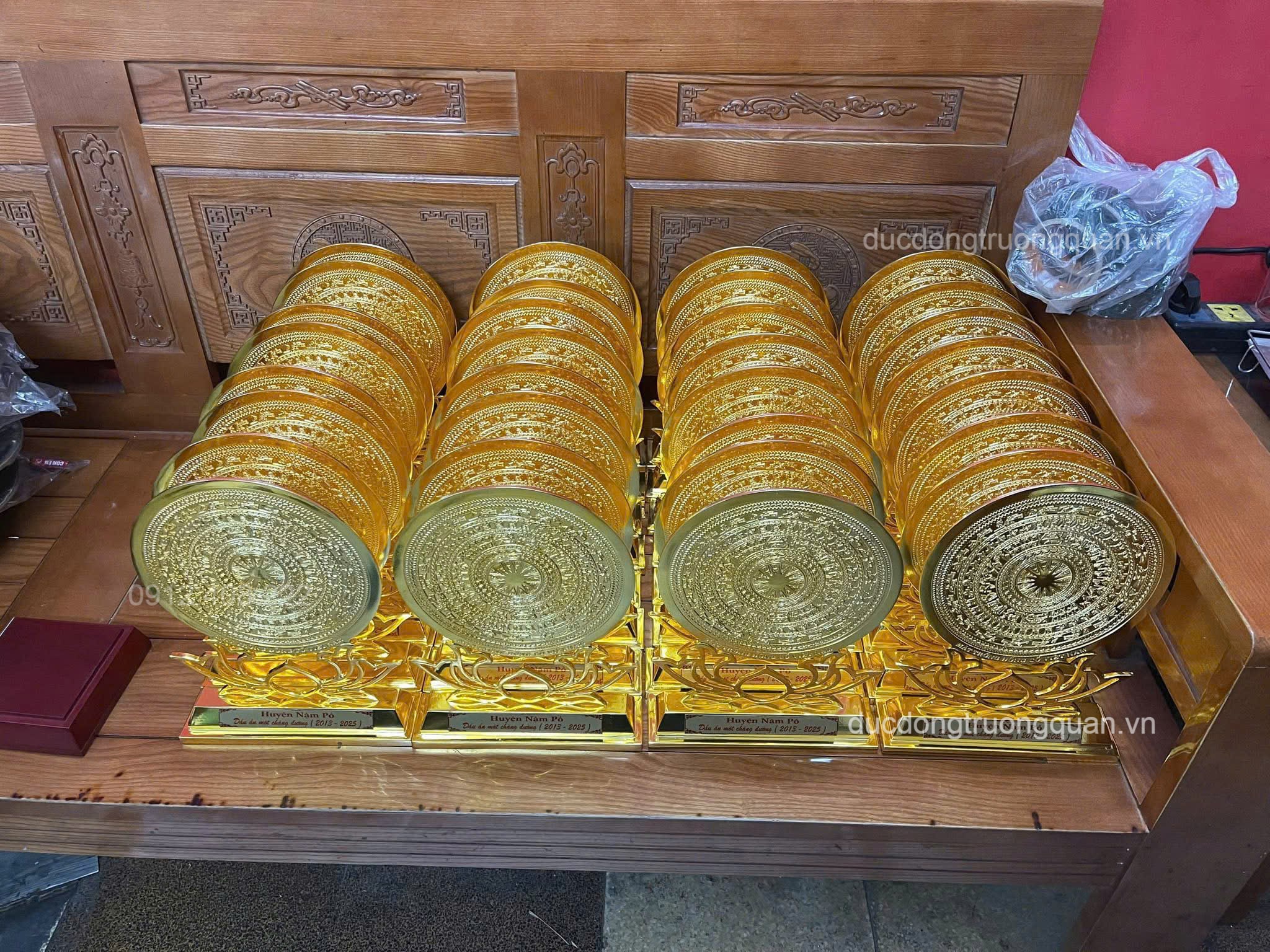 BIỂU TRƯNG MẶT TRỐNG HOA SEN ĐỂ BÀN MẠ VÀNG 24K CAO 25CM