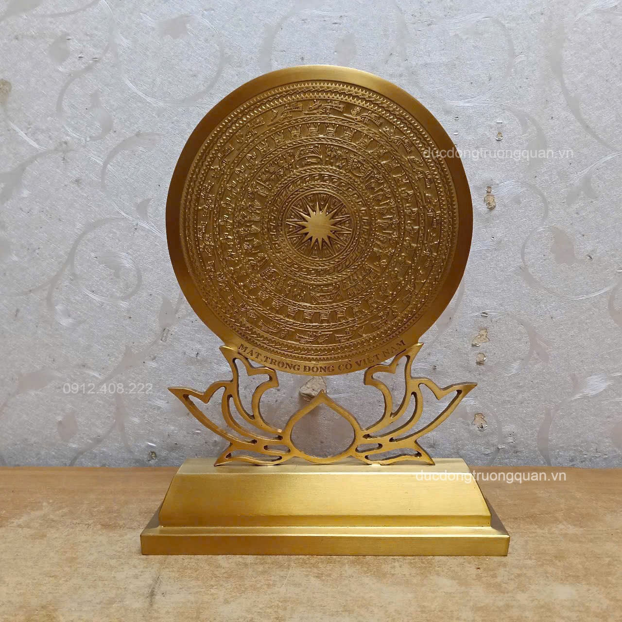 BIỂU TRƯNG MẶT TRỐNG HOA SEN ĐỂ BÀN MẠ VÀNG 24K CAO 25CM