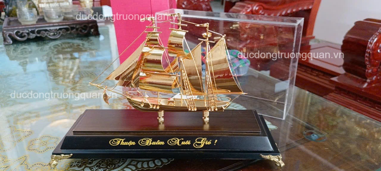 Mô Hình Thuyền Buồm Dát Mạ Vàng 24K