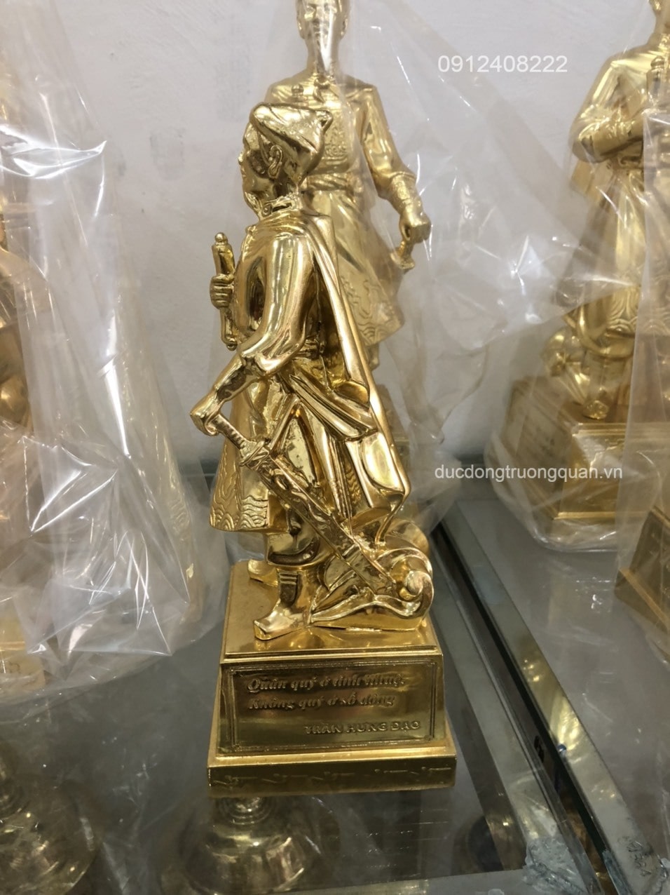 TƯỢNG TRẦN QUỐC TUẤN BẰNG ĐỒNG DÁT VÀNG 18K CAO 40CM