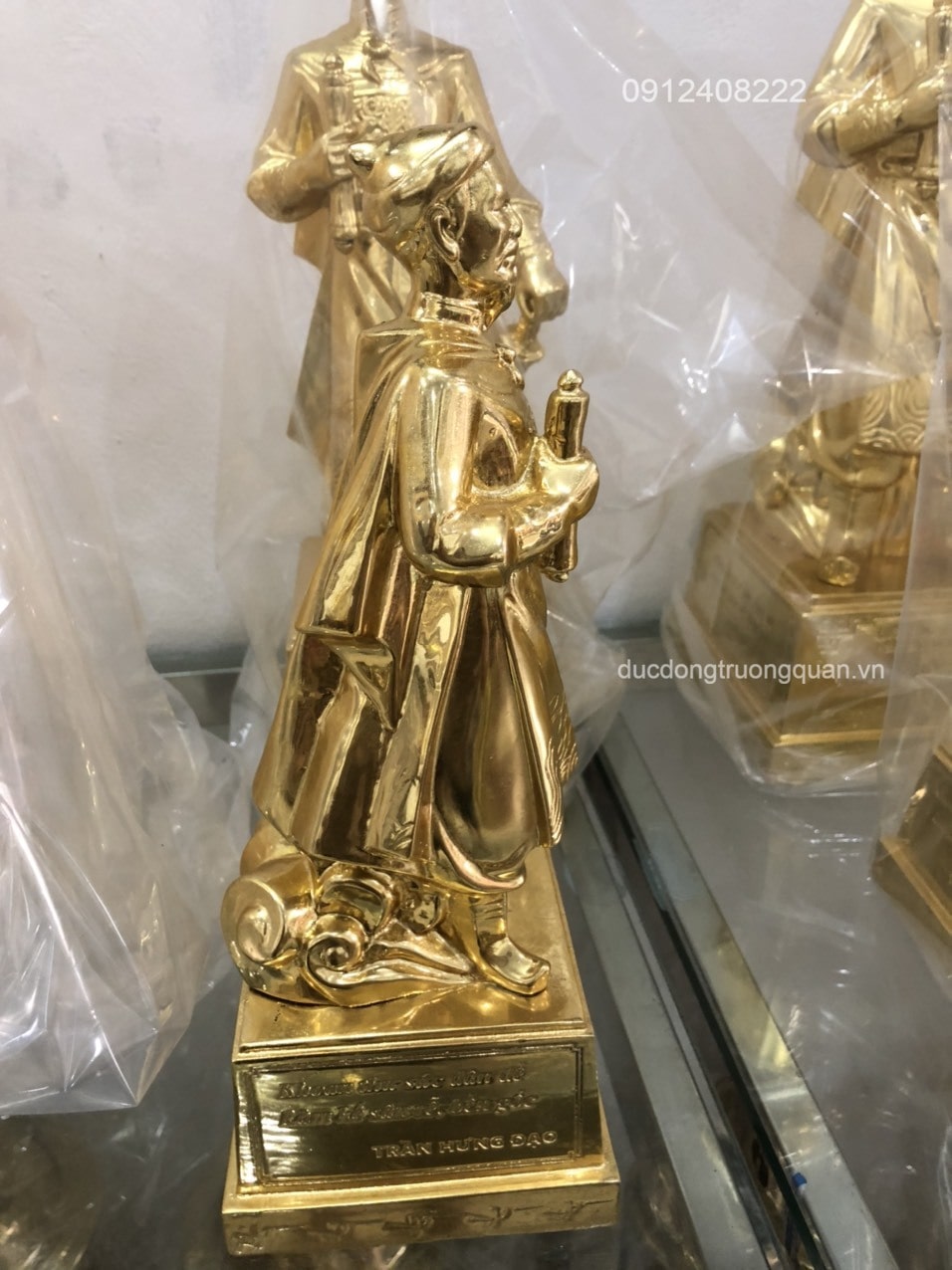 TƯỢNG TRẦN QUỐC TUẤN BẰNG ĐỒNG DÁT VÀNG 18K CAO 40CM