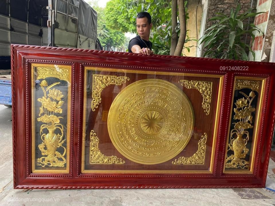 TRANH MẶT TRỐNG ĐỒNG LỌ HOA SEN DÁT VÀNG 24K