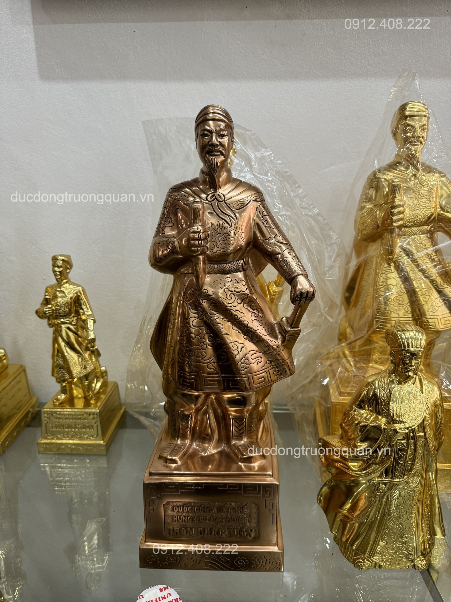 Trần Hưng Đao Quật Bóng Đỏ - Cao 50cm