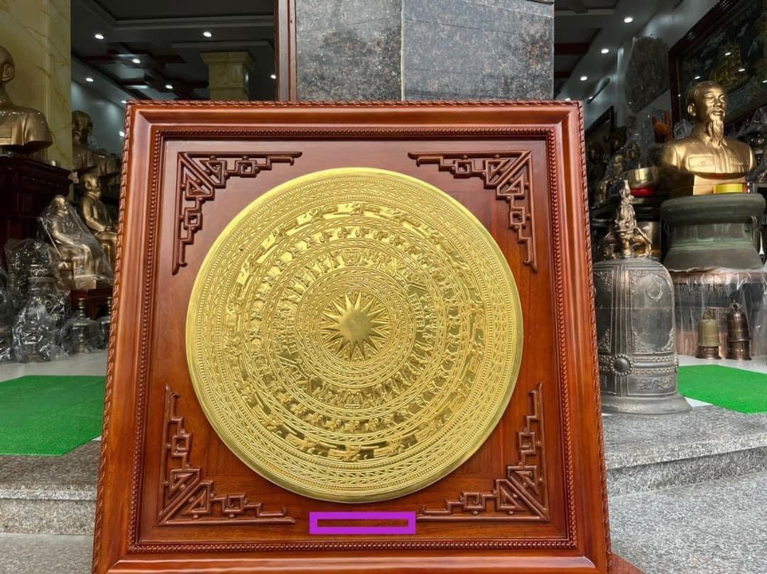 TRANH MẶT TRỐNG ĐỒNG DÁT VÀNG  ĐK 80CM KHUNG GỖ