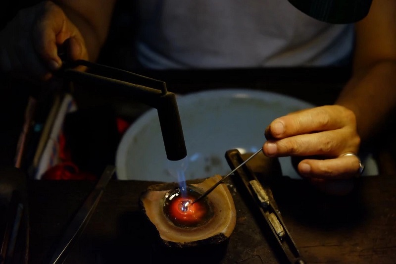 Hơ bạc trên lửa