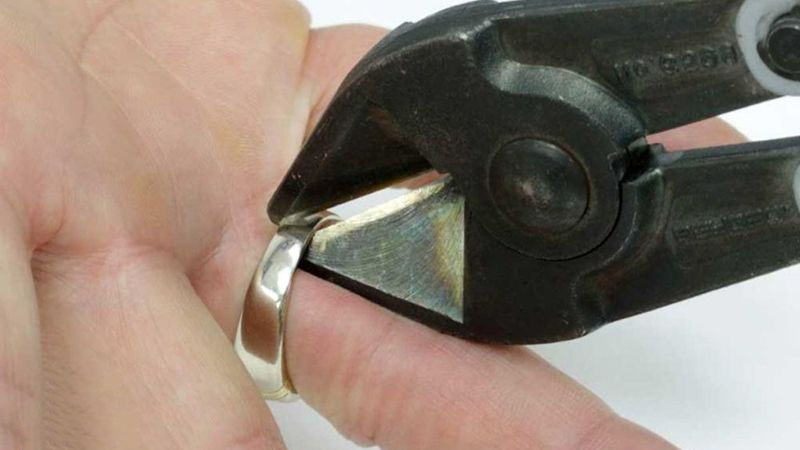Sử dụng kềm cắt chuyên dụng để cắt nhẫn khỏi ngón tay