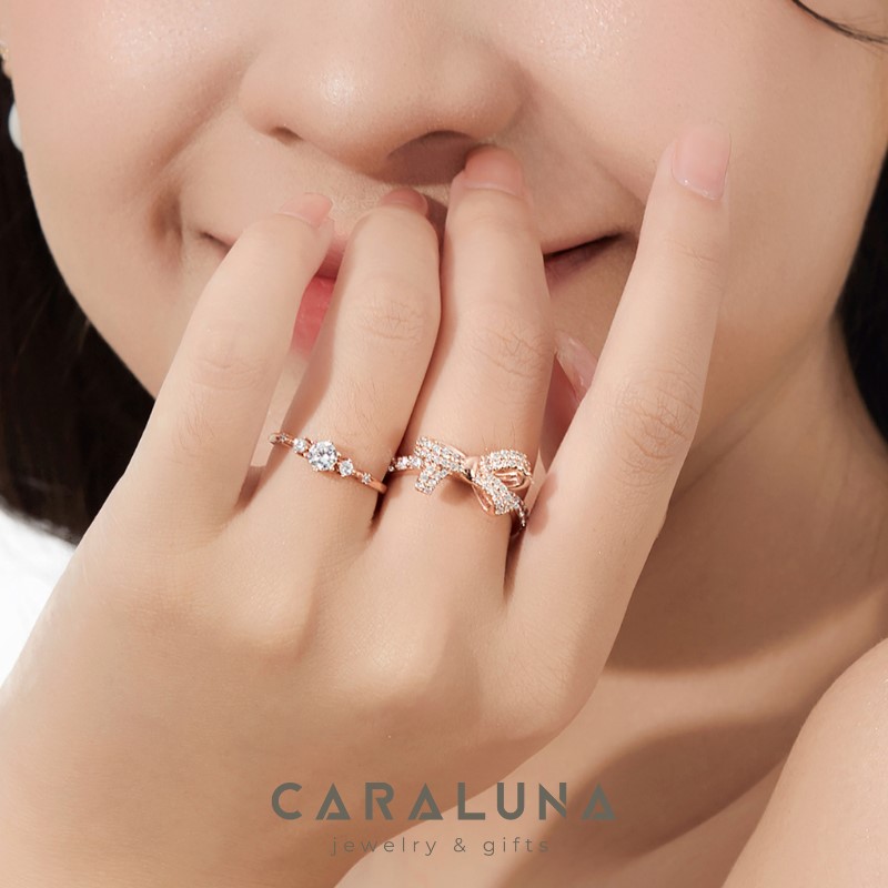 Việc đeo nhẫn ngón giữa tay trái nữ