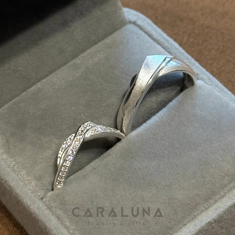 Nên đeo nhẫn ngón giữa tay phải hay tay trái?