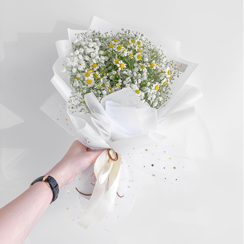 Tặng hoa cho người yêu thể hiện tình cảm trong dịp đặc biệt