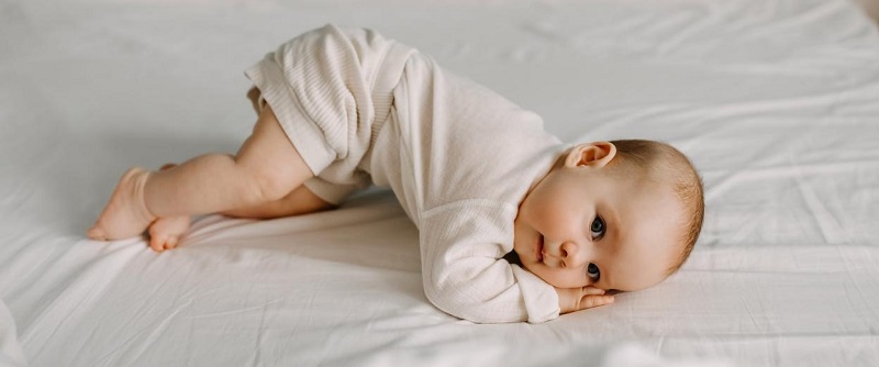 Lý do cha mẹ nên đeo lắc bạc cho con