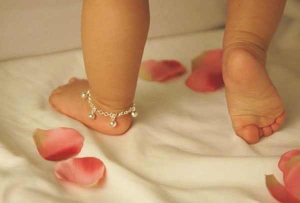 Nên đeo lắc chân bạc ở đâu?