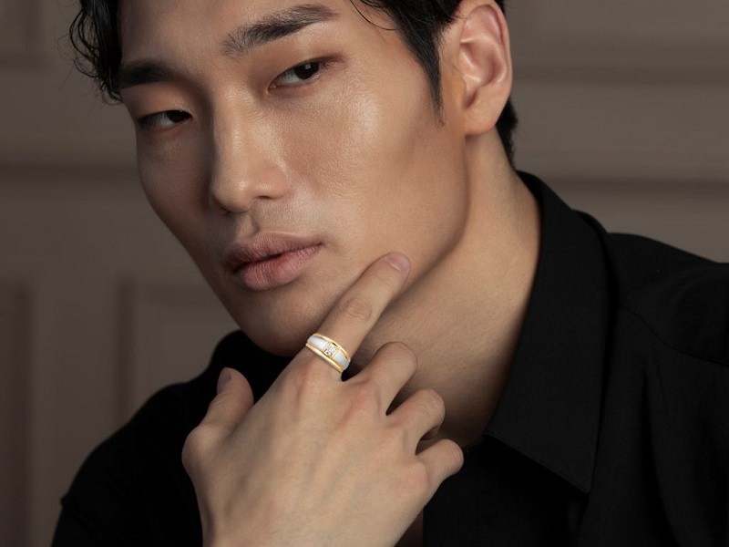 Nam đeo nhẫn ngón trỏ