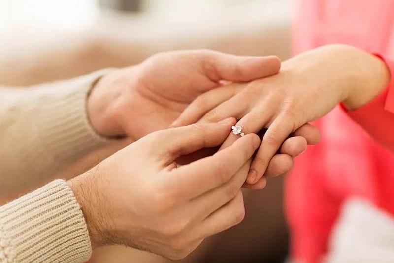 Cầu hôn bằng nhẫn bạc